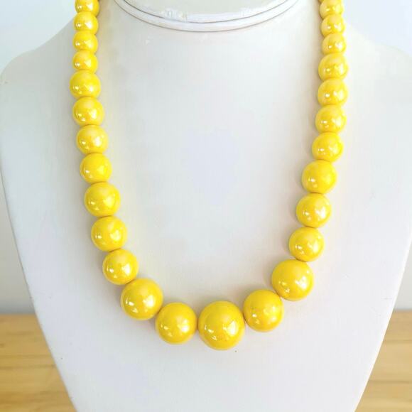 Vintage Iridescent Yellow Graduated Plastic Beaded Necklace Bead Retro 60s - Picture 2 of 6